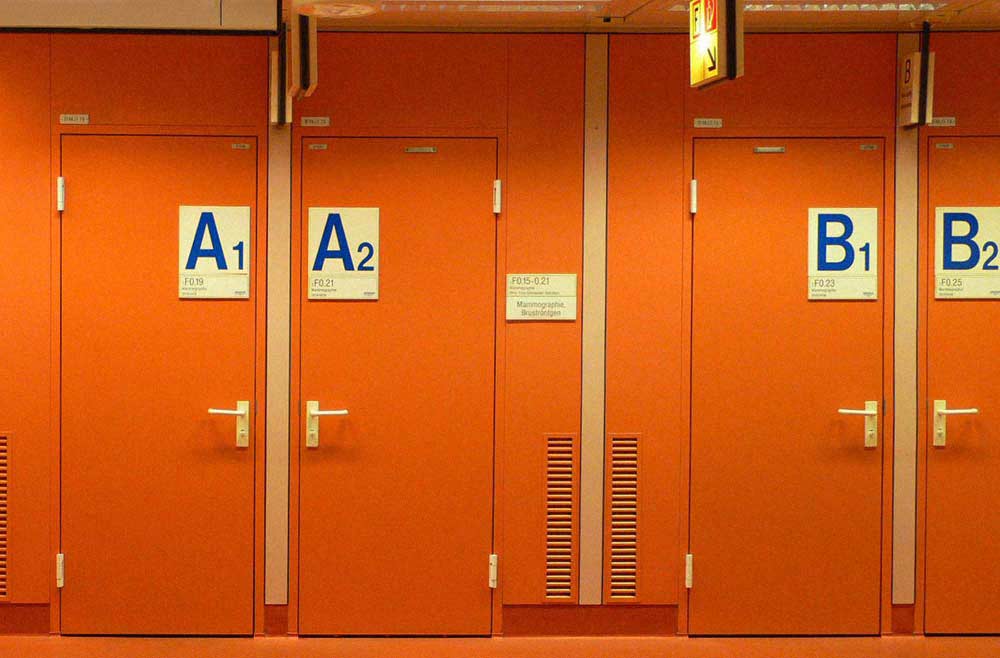 Mehrere Türen zu Behandlungsräumen am Krankenhausgang