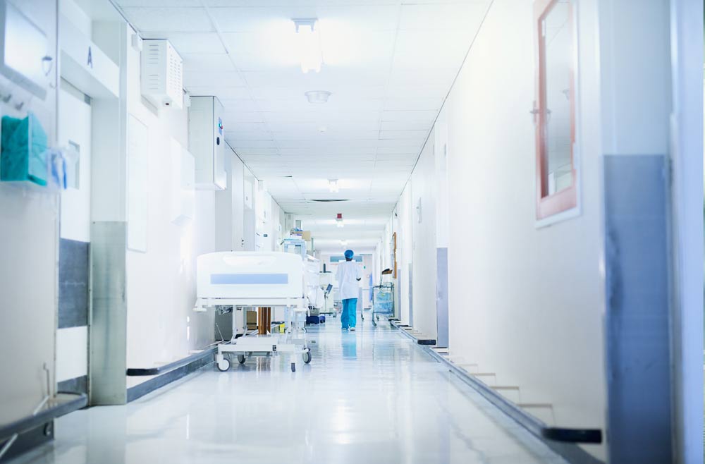 Der leere Gang in einem Krankenhaus