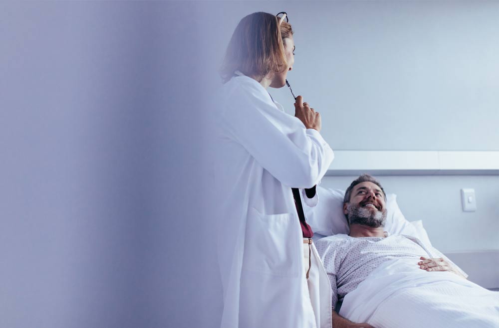 Eine Ärztin spricht mit dem Patienten