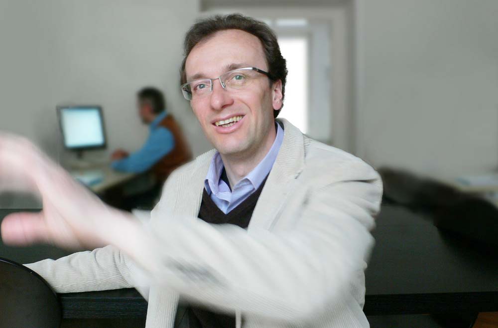 Der netork vita Geschäftsführer beim Erklären am Schreibtisch
