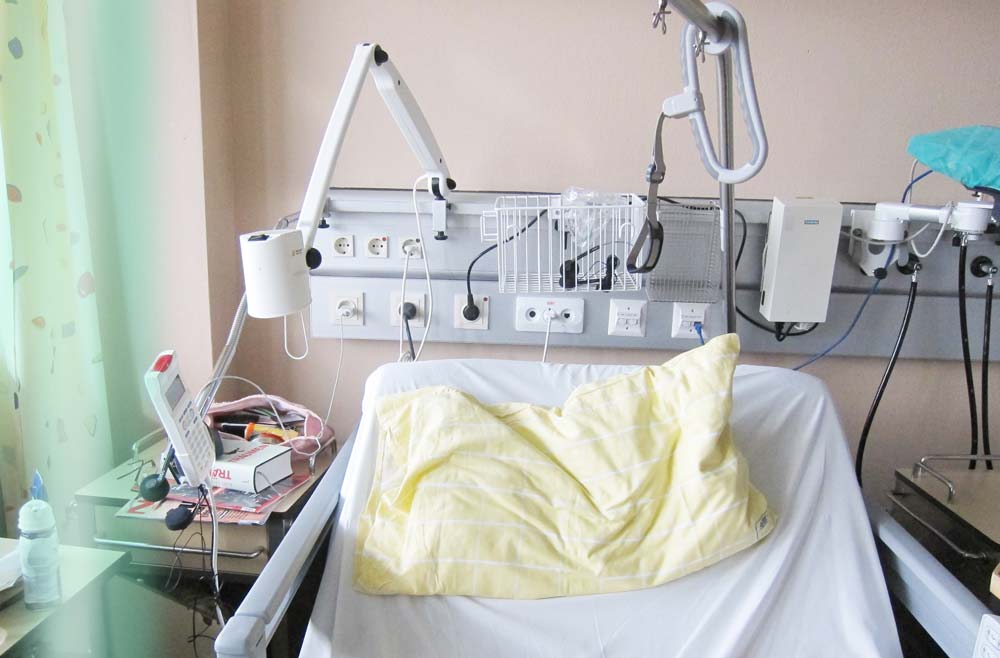 Ein Krankenbett mit technischen Geräten