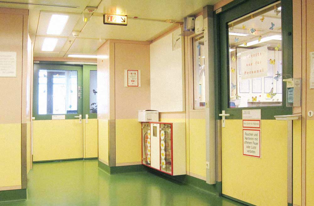 Ein Blick auf mehrere Türen am Gang des Krankenhauses