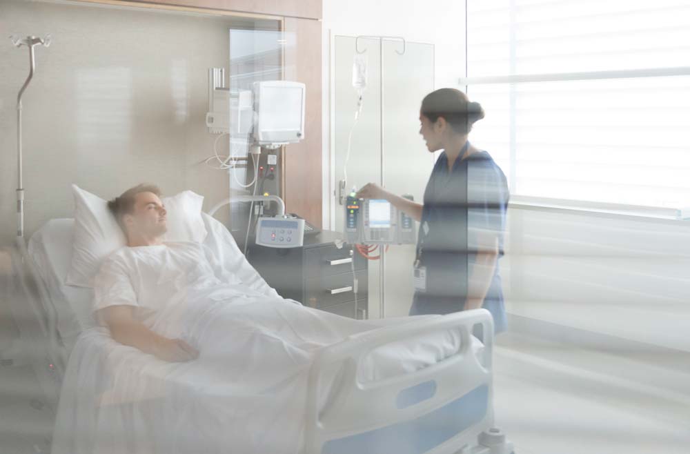 Eine Krankenschwester spricht mit dem Patienten